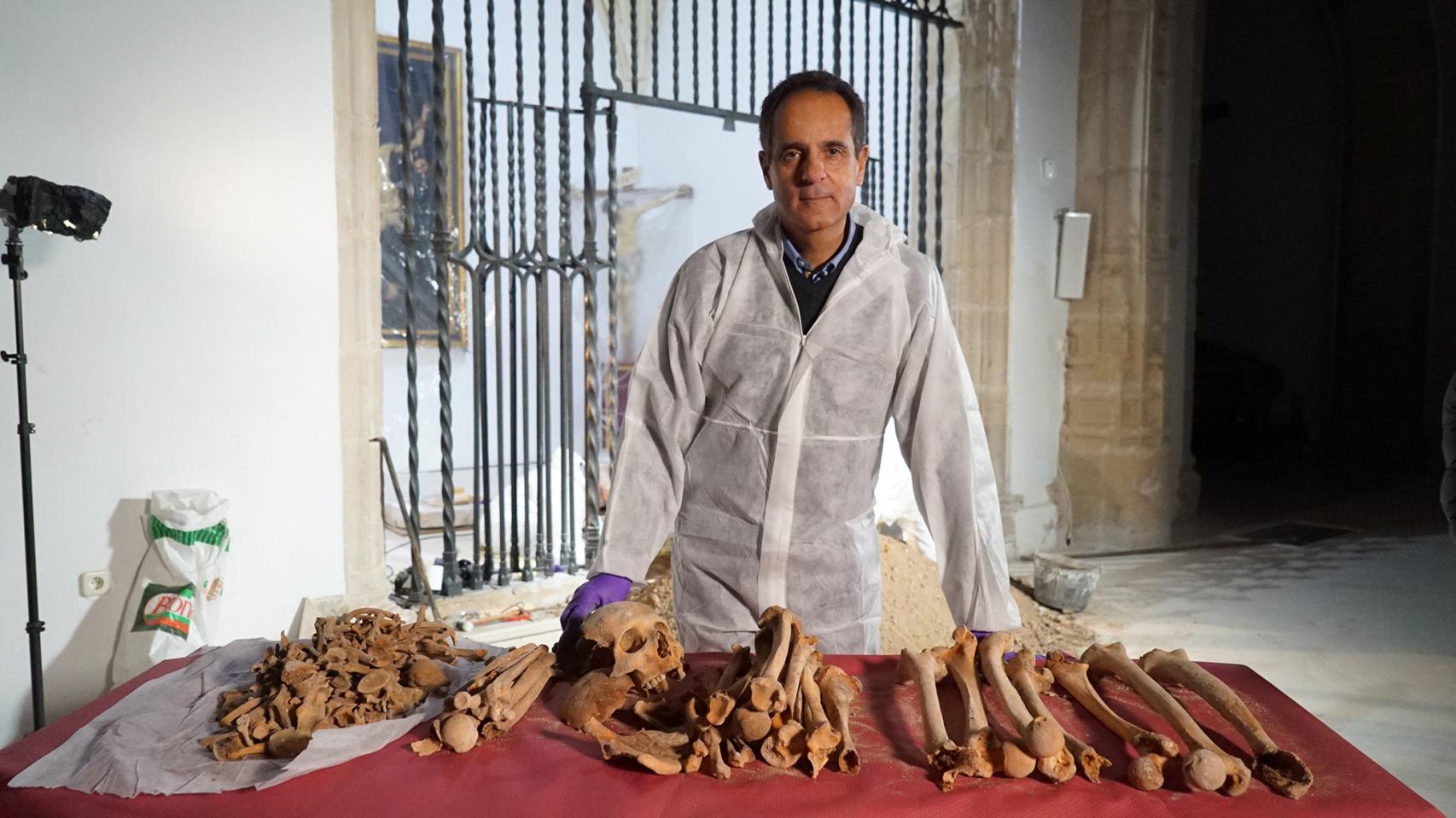 El forense José Antonio Lorente con algunos restos óseos analizados durante su investigación.