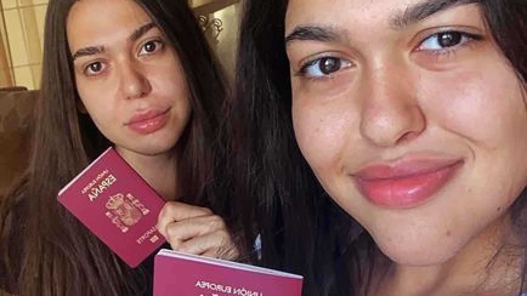 Heba y su hermana, con sus pasaportes españoles.