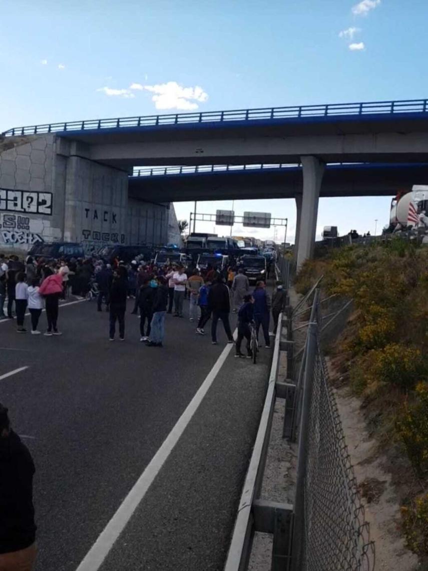 Algunos de los manifestantes cortando la autovía.