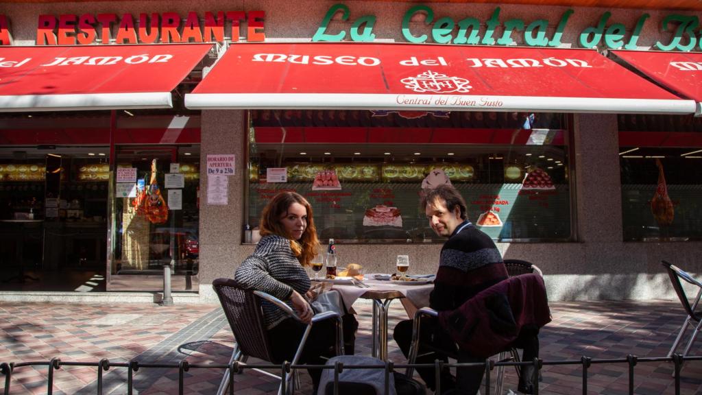 Begoña y Daniel, en el Museo del Jamón de la avenida de Córdoba.