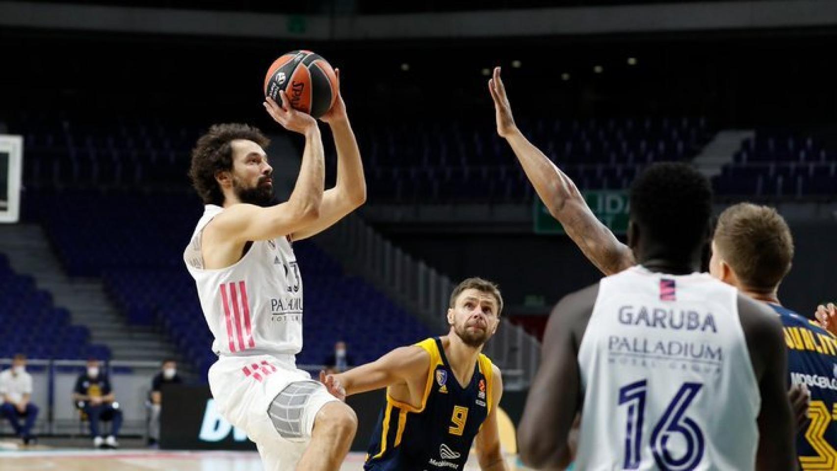 Llull lanzando a canasta durante el Real Madrid - Khimki