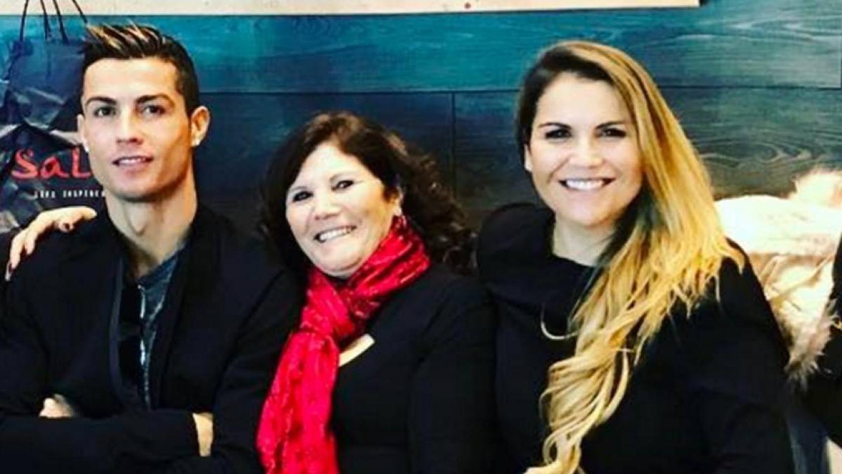 Cristiano Ronaldo junto a su madre Dolores y su hermana Katia Aveiro