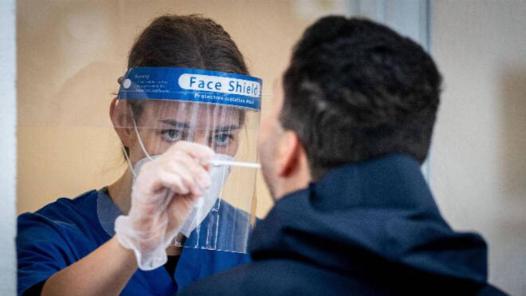 Una trabajadora sanitaria toma una muestra a un hombre para un test de coronavirus. Foto: EP
