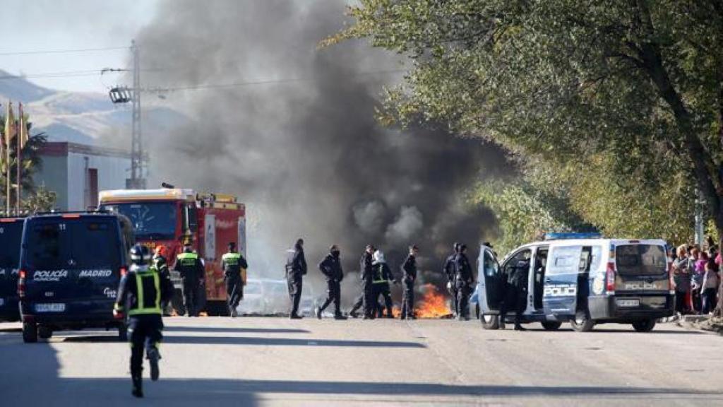 Humo en la autovía al paso de la Cañada Real por las protestas.