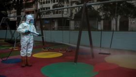 Un operario municipal realiza labores de desinfección en un parque infantil de Ourense.