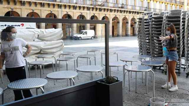 Una terraza vacía en un bar de Cataluña.