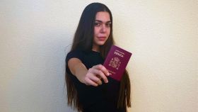 Heba, en Emiratos Árabes, donde reside, con el pasaporte español.