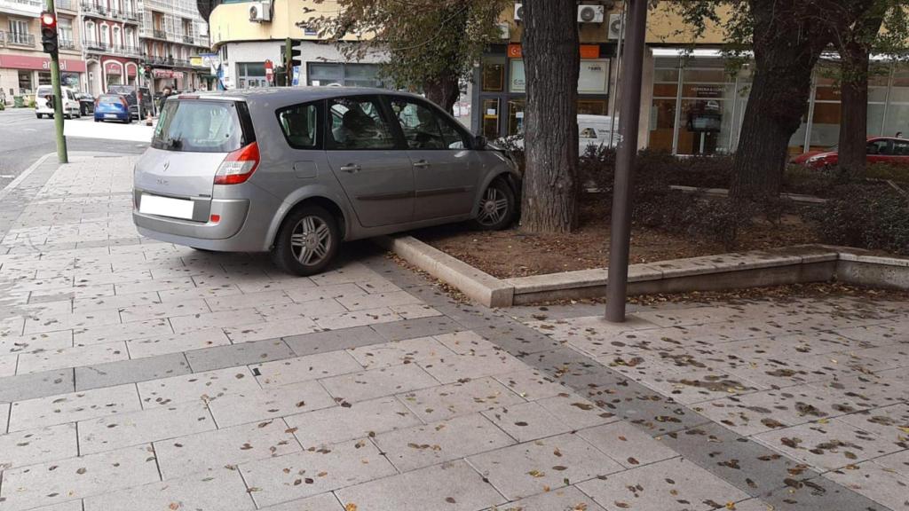 Coche encajado en parque de Cuatro Caminos