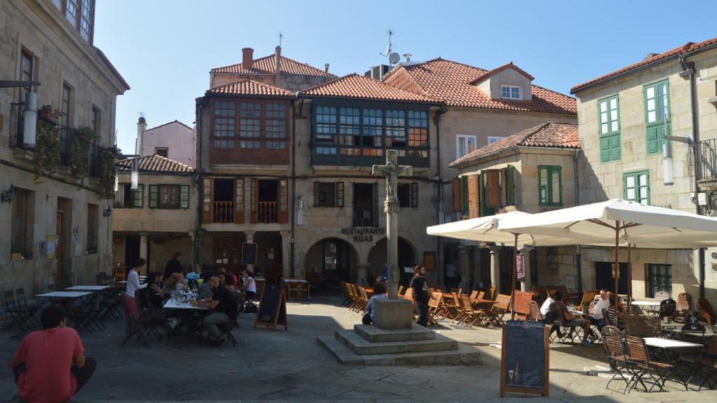 Plaza de la Leña, con el Restaurante Loaira Xantar a la derecha