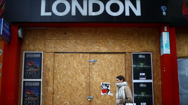 Un mujer caminando en Londres.