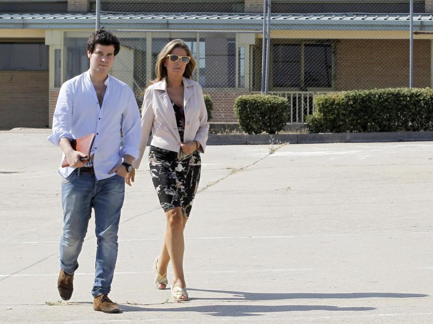 Rosalía Iglesias y Willy Bárcenas visitando a Luis Bárcenas en la prisión de Soto del Real.