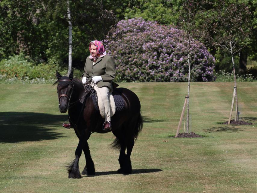 La monarca montando a caballo en su residencia de Balmoral.