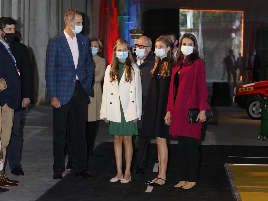 La reina Letizia con abrigo de Marcos Luengo. Junto a ella, el rey Felipe y las infantas Leonor y Sofía.