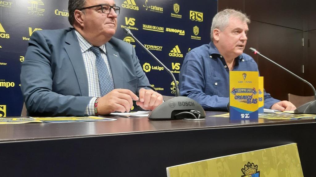 Manuel Vizcaíno (derecha), presidente del Cádiz CF, y Santiago Pozas (izquierda), director general del club