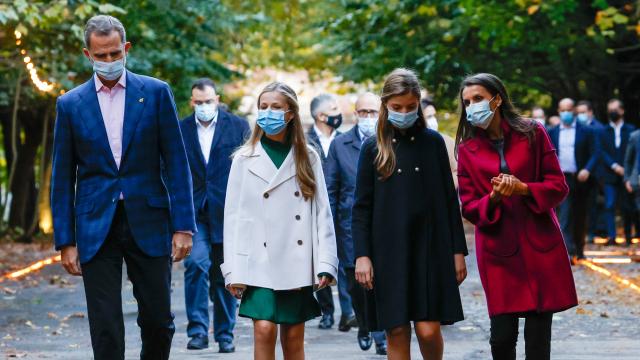 La Familia Real en la Fábrica de Armas de la Vega en Oviedo este jueves.