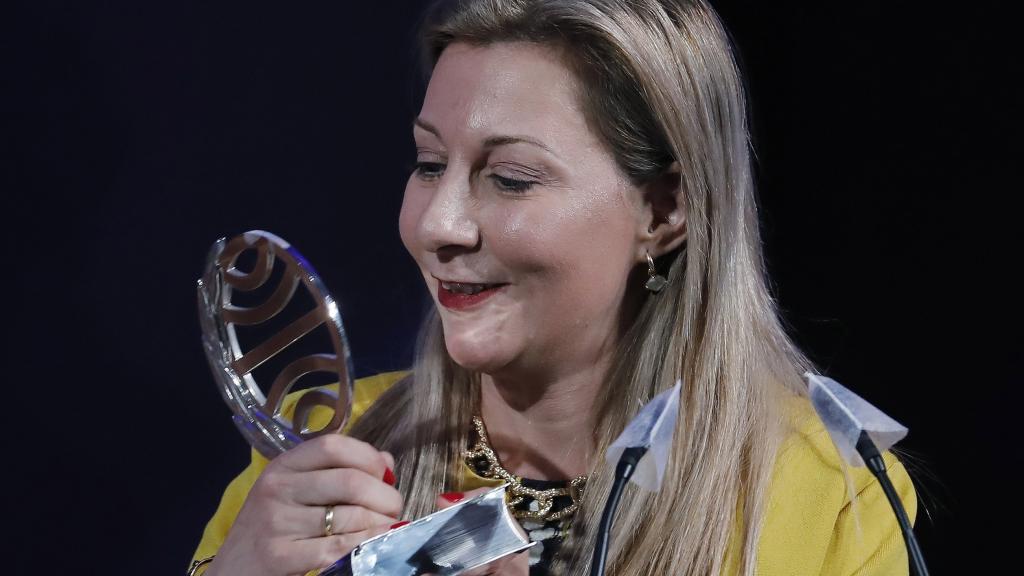 Eva García Sáenz de Urturi, con el premio Planeta.