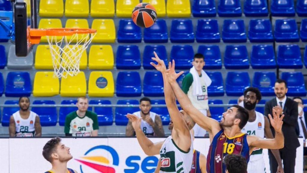 Los jugadores del Barça y Panathinaikos pelean un balón