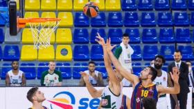 Los jugadores del Barça y Panathinaikos pelean un balón