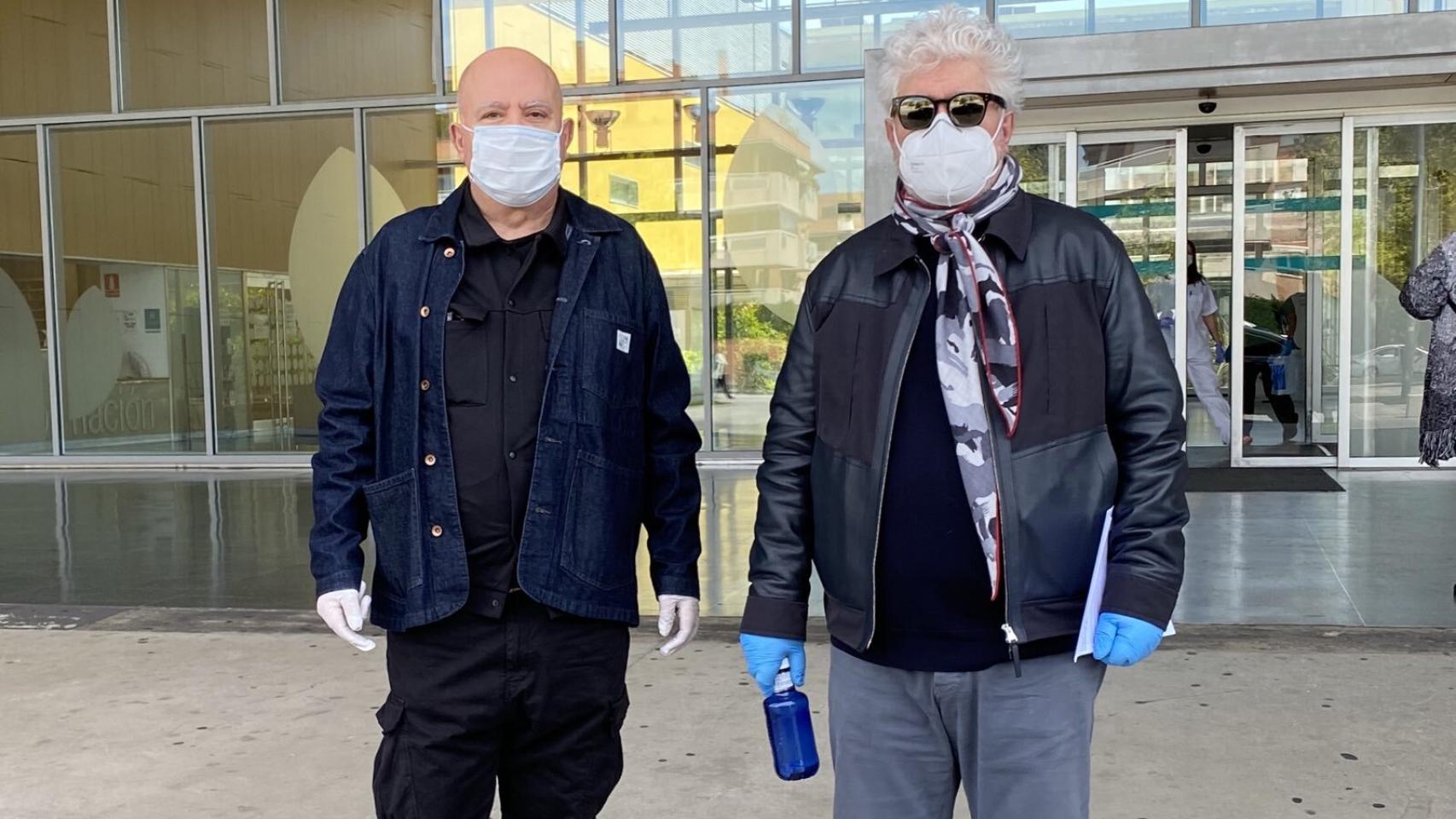 Agustín Almodóvar y Pedro Almodóvar tras realizarse el test del coronavirus.