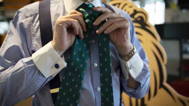 EL ESPAÑOL te enseña a hacer el nudo de la corbata