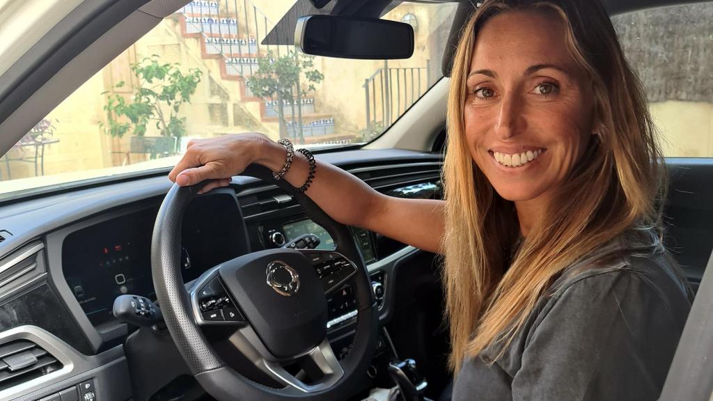 Gemma Mengual, embajadora de SsangYong, al volante de su Korando.