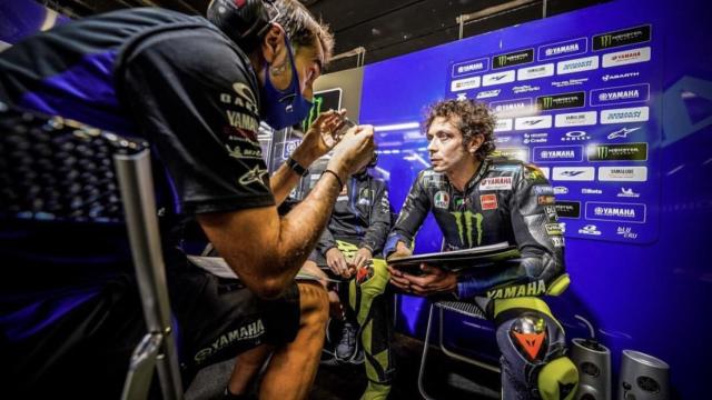 Valentino Rossi habla con su equipo