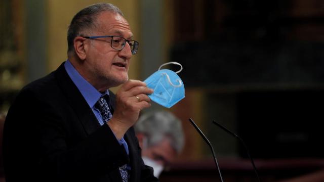 El diputado de VOX Juan Luis Steegmann le muestra a Salvador Illa cómo guardar una mascarilla, en el Congreso.