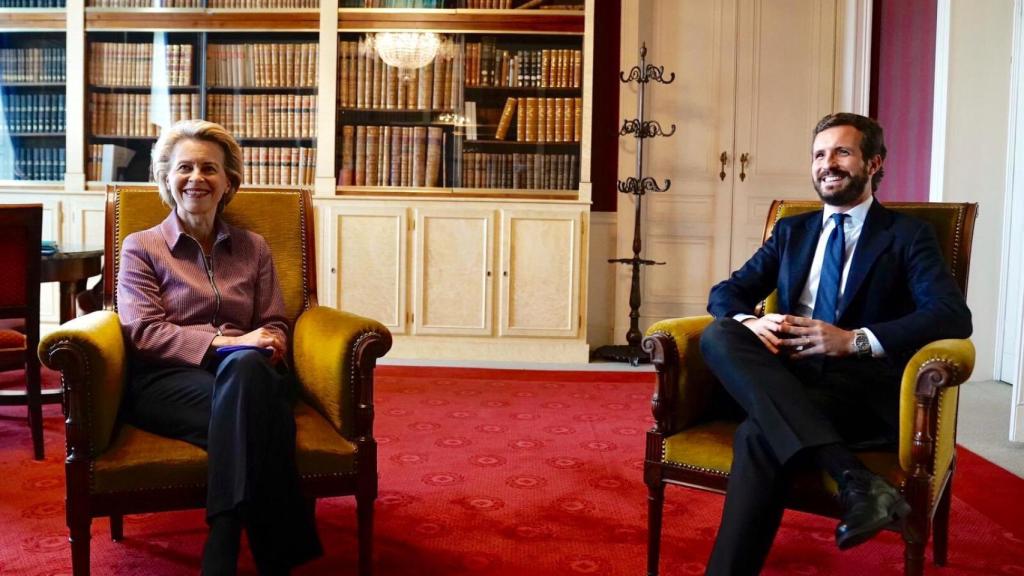 Pablo Casado y Ursula von der Leyen, reunidos en el despacho de la presidenta de la Comisión, en Bruselas.