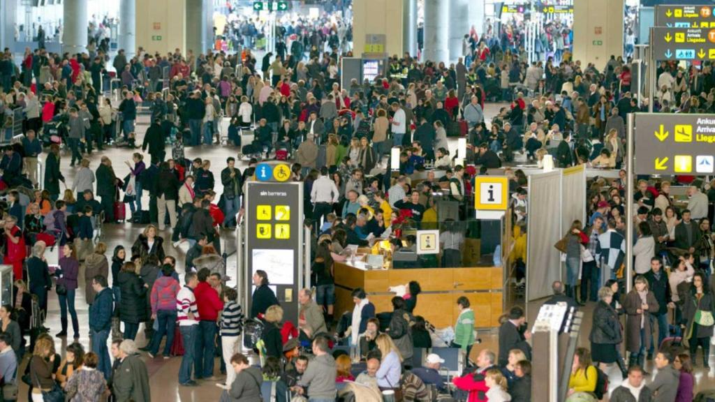 Una imagen del aeropuerto de Málaga tras al abandono de los controladores de sus puestos de trabajo en 2010.