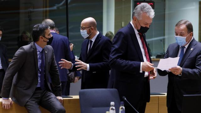 Pedro Sánchez conversa con Charles Michel durante la cumbre de este jueves