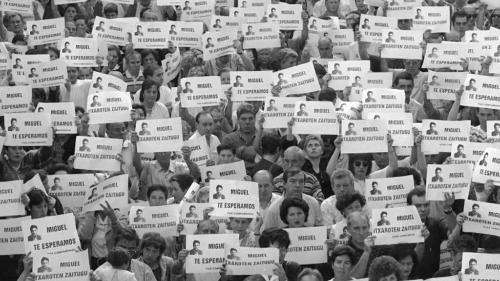 Manifestación por la liberación de Miguel Ángel Blanco (fotograma de 'El instante decisivo').