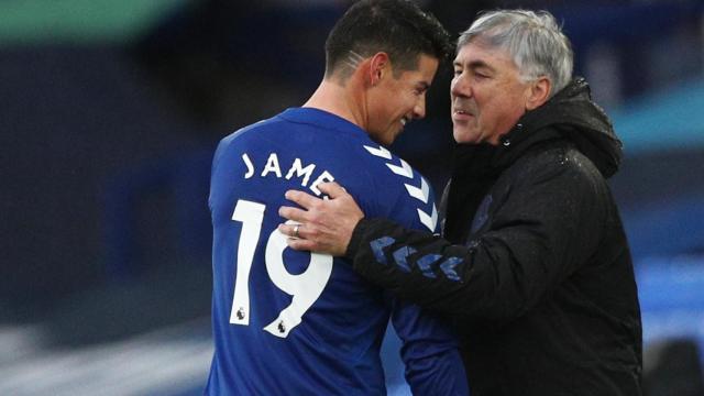 James Rodríguez y Carlo Ancelotti, en el Everton