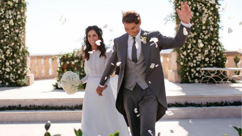 Xisca Perelló, con vestido de Rosa Clará, y Rafa Nadal, con traje de Brunello Cucinelli, el día de su boda.