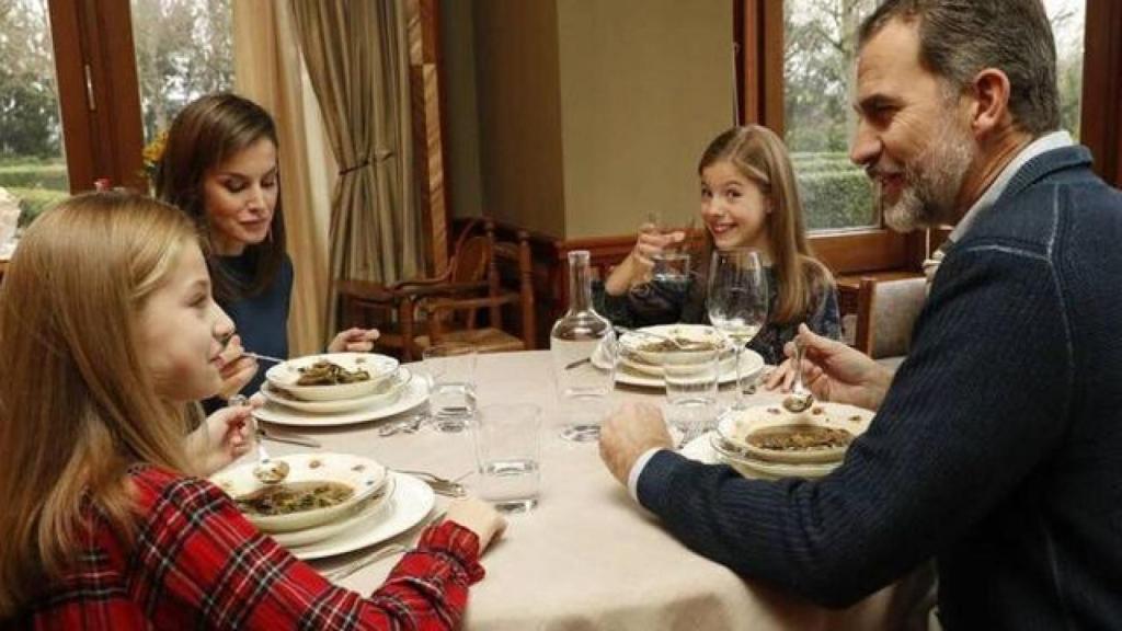 La Familia Real, comiendo en el comedor de su casa.