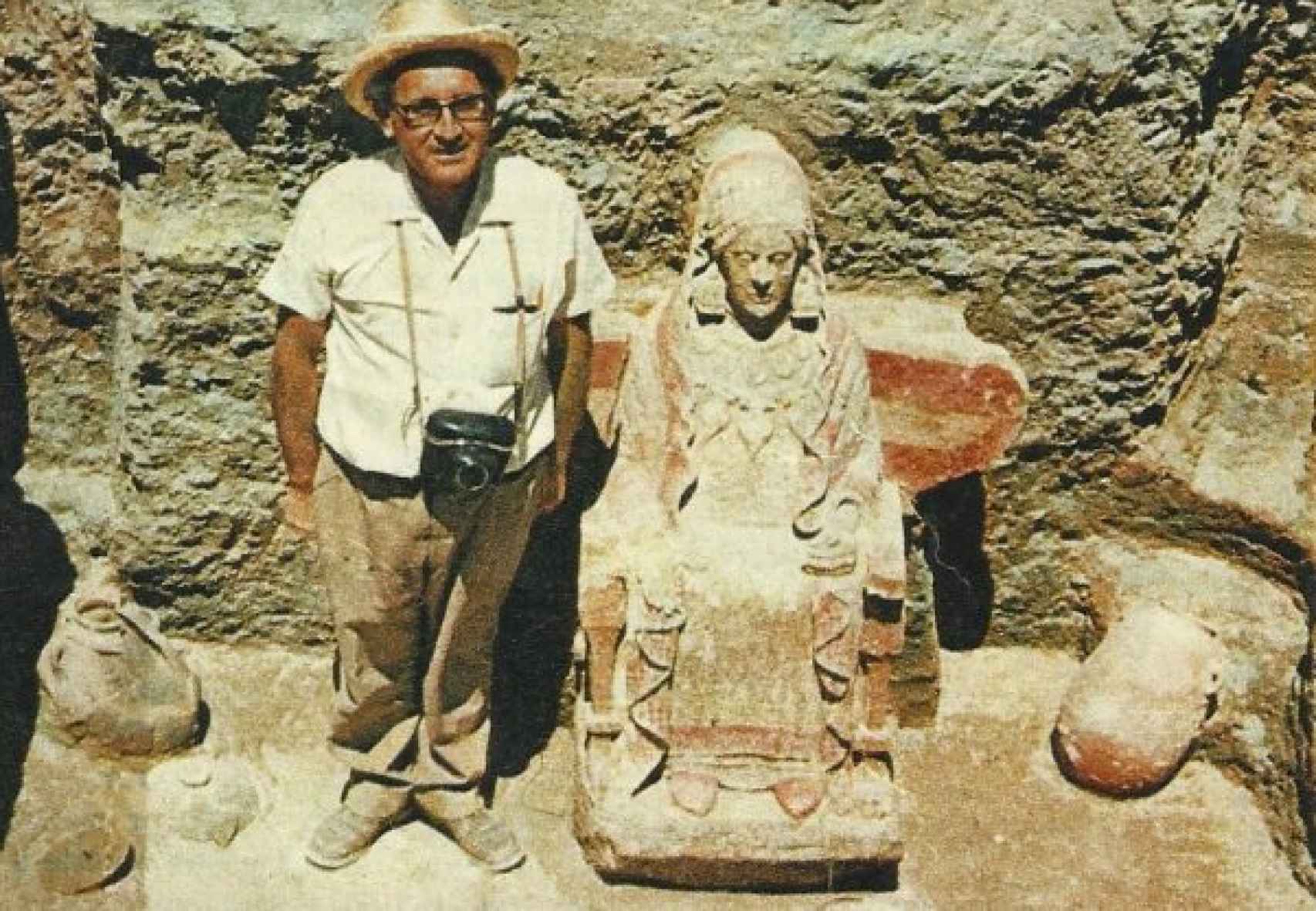 El arqueólogo Francisco Presedo y la Dama de Baza en el lugar del hallazgo.