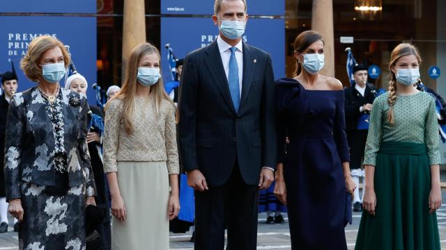 Los Reyes, Leonor y Sofía y la reina emérita llegando a la entrega de los premios Princesa de Asturias.