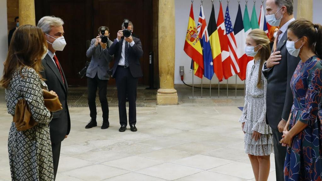 Carlos Sainz y su pareja en el recibimiento de los Reyes en los Premios Princesa de Asturias