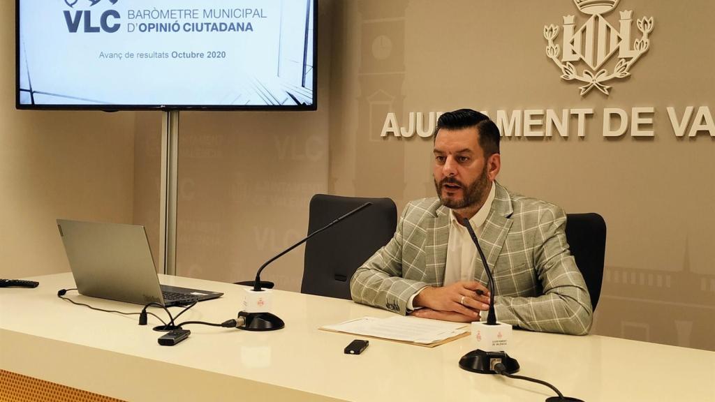 Carlos Galiana, durante la presentación del barómetro municipal.