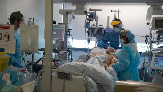 Interior de la UCI de un hospital madrileño.