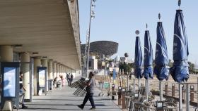 Terrazas completamente vacías en un paseo marítimo de la costa española.