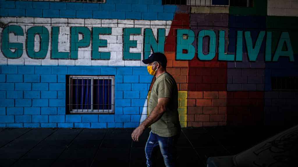 Un hombre camina frente a un mural hecho por la comunidad boliviana en Buenos Aires (Argentina).