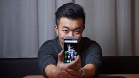 Carl Pei con un smartphone OnePlus.