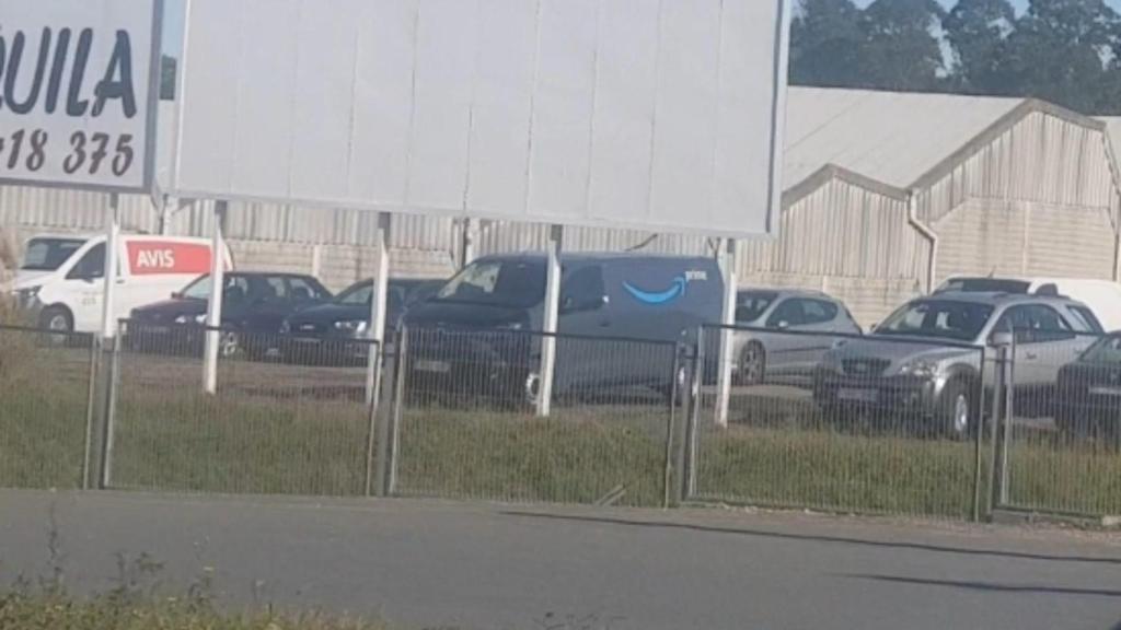 Furgoneta de Amazon aparcada en la parcela del nuevo almacén en Sada