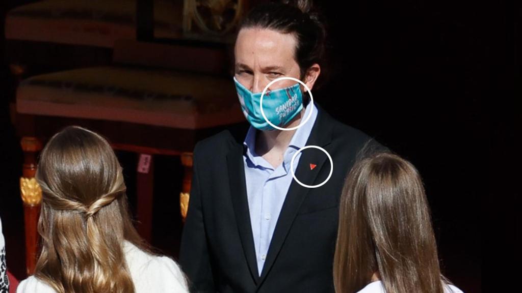 Pablo Iglesias, durante el 12 de octubre, con el pin rojo en su solapa y la mascarilla con el mensaje 'Sanidad Pública'.