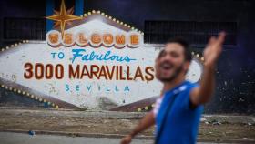 Dos vecinos del barrio sevillano de Las Tres Mil Viviendas, en noviembre de 2015.