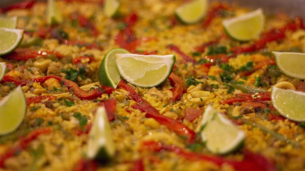 Una paella de marisco dispuesta para ser devorada.