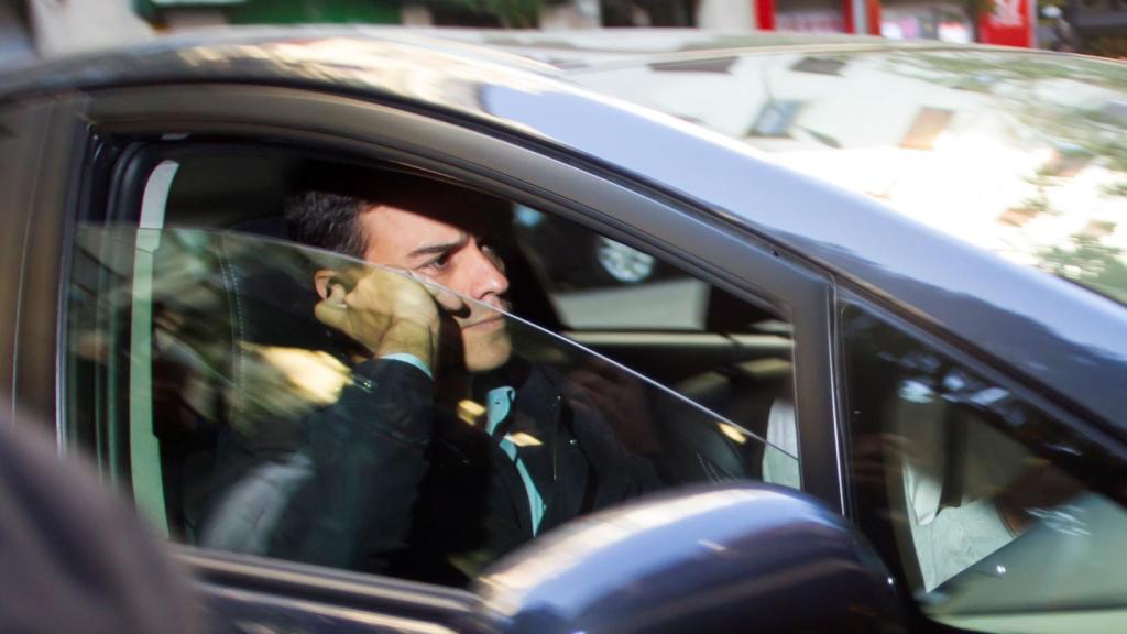 Pedro Sánchez, en su coche oficial.