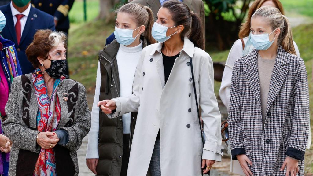 Letizia y sus hijas, compartiendo con los habitantes de Somao.