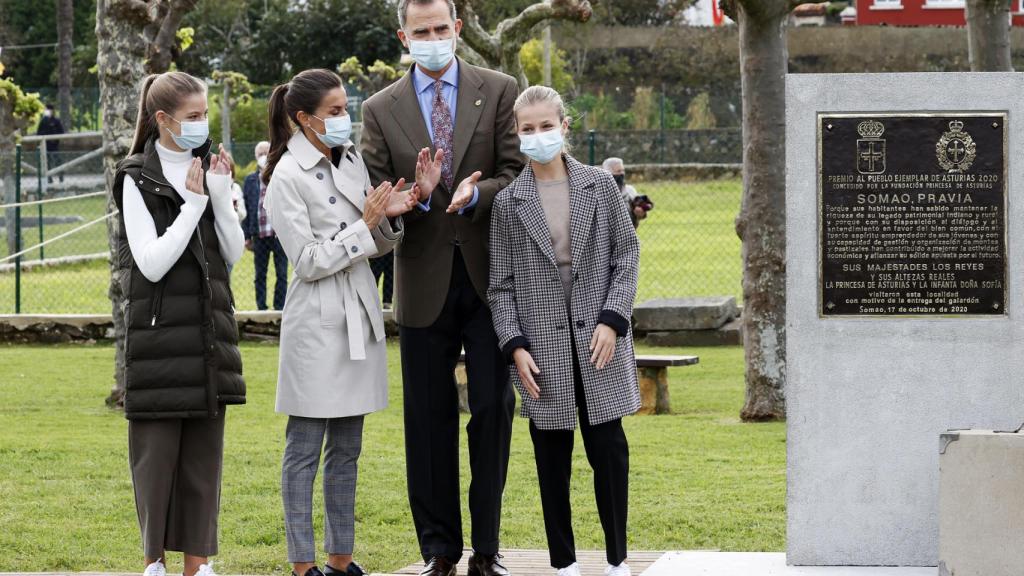 La Familia Real, junto al monolito, con el que los habitantes de Somao recordarán que han sido elegidos Pueblo Ejemplar.