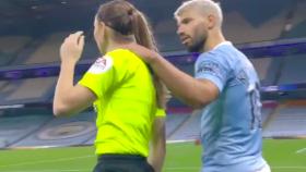 El Kun Agüero agarra a la jueza de línea